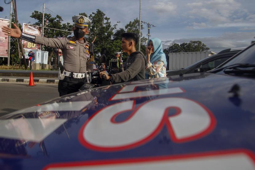  Dirlantas Polda Sumbar: Penghapusan Tilang Manual Hanya Sementara. Foto: Petugas Sat Lantas Polres Bogor memberhentikan pengendara sepeda motor yang melanggar lalu lintas di Cibinong, Kabupaten Bogor, Jawa Barat, Jumat (28/10/2022). Pada peringatan Sumpah Pemuda, Sat Lantas Polres Bogor melakukan pemberian sanksi membaca ikrar Sumpah Pemuda bagi para pelanggar lalu lintas, hal itu dilakukan setelah ada instruksi dari Kapolri?Jenderal Listyo Sigit Prabowo agar polisi tidak melakukan tilang secara manual.