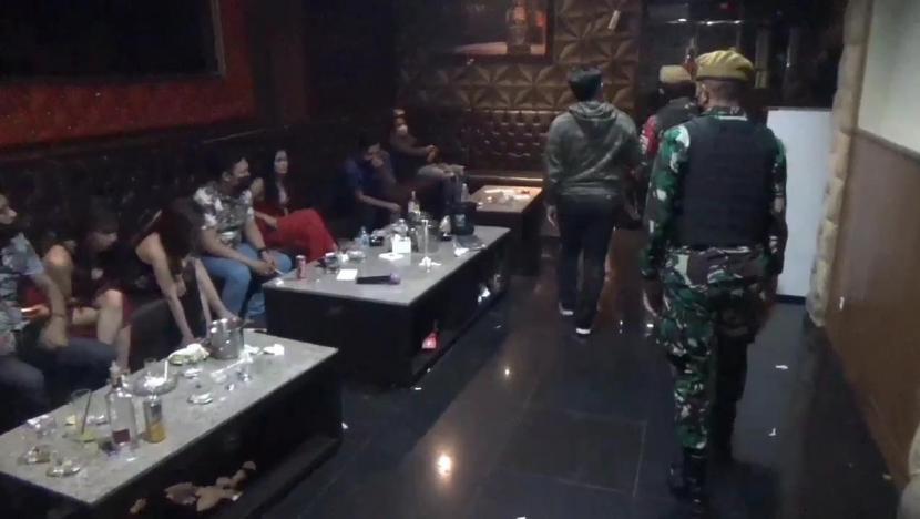 Petugas menertibkan sejumlah tempat hiburan malam di Kota Bandung. Pemkot Bandung akan mencabut izin dua tempat hiburan malam terkait peredaran narkoba.
