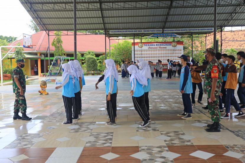 Petugas Satgas COVID-19 memberikan sosialisasi penerapan protokol kesehatan (prokes) kepada siswa saat pembelajaran tatap muka (PTM) saat sidak prokes di SMPN 1 Balongan, Indramayu, Jawa Barat, Kamis (10/2/2022). Sidak tersebut digelar untuk menertibkan dan mensosialisasikan pentingnya prokes yang ketat saat pembelajaran tatap muka (PTM) guna mencegah penularan COVID-19 di lingkungan sekolah. 