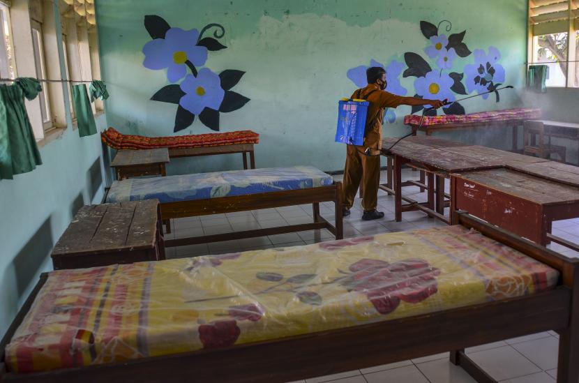 Petugas Satgas COVID-19 menyemprotkan cairan disinfektan di ruangan kelas SMP Negeri 8 Kabupaten Ciamis, Jawa Barat, Senin (26/7/2021). Pemerintah Kabupaten Ciamis menyiapkan tempat isolasi untuk pasien terpapar COVID-19 yang tersebar di 28 sekolah dengan kapasitas tempat tidur sekitar 500. 