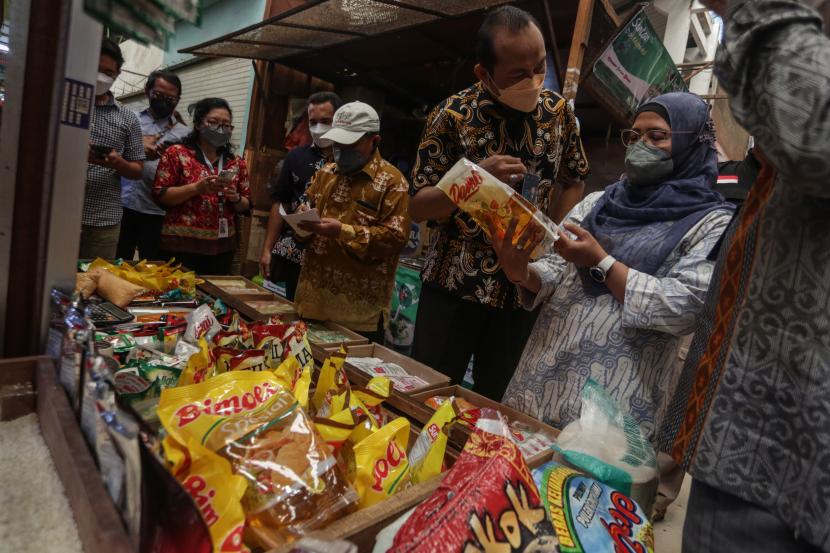 Petugas Satgas Pangan mendata harga minyak goreng saat melakukan sidak di pasar tradisional (ilustrasi)