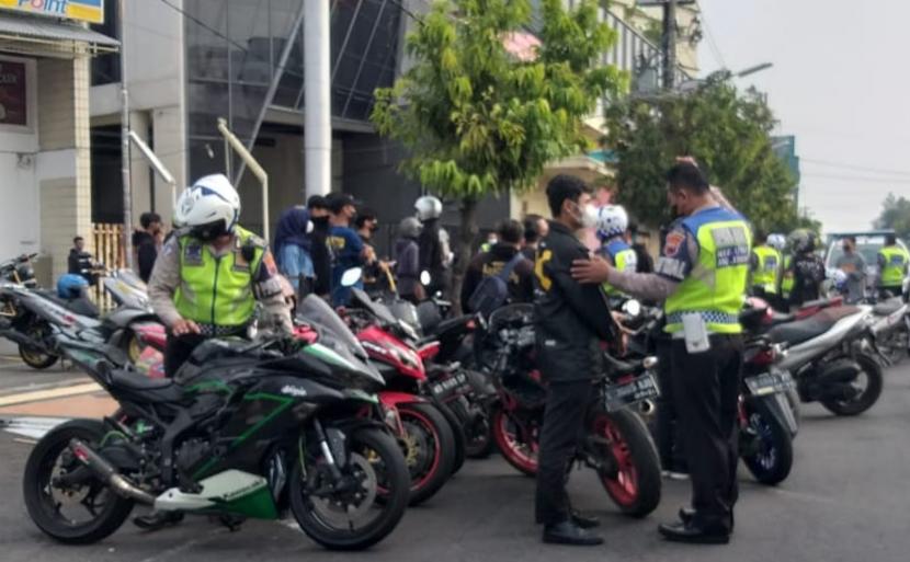 Petugas Satlantas Polrestabes Semarang saat menertibkan puluhan sepeda motor berkenalpot brong di kawasan Jalan Pemuda Semarang, Jawa Tengah, Ahad (23/1) kemarin.