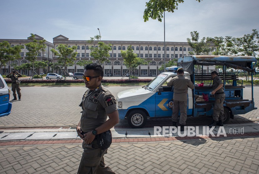 Petugas Satpol PP beraktivitas di kawasan Pulau D Reklamasi, Jakarta, Jumat (23/11/2018).