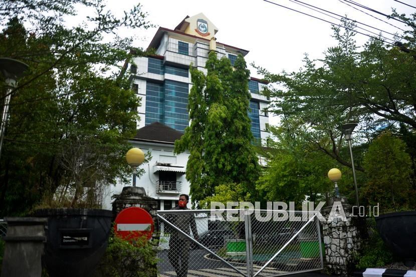 Petugas Satpol PP berjaga di gerbang pintu masuk kantor Balai Kota Makassar