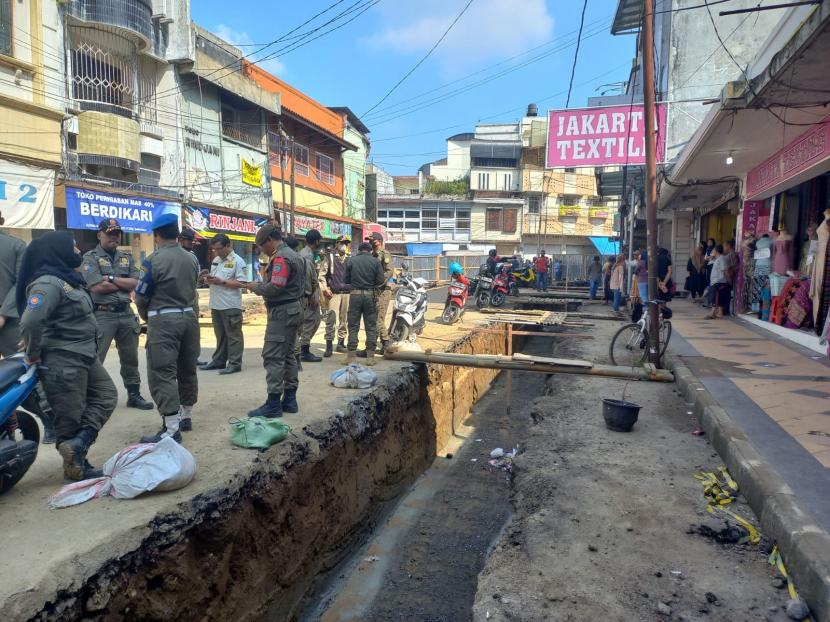 Petugas Satpol PP berjaga di Jalan Cihideung Kota Tasikmalaya, Rabu (27/7/2022). Para PKL yang biasa berjualan diminta untuk mengosongkan kawasan itu sementara waktu. 