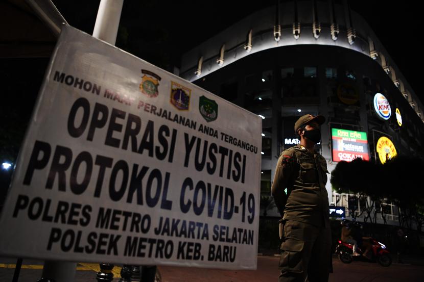 [Ilustrasi] Petugas Satpol PP berjaga saat Operasi Yustisi protokol kesehatan Covid-19 di Bundaran Bulungan, Blok M, Jakarta.