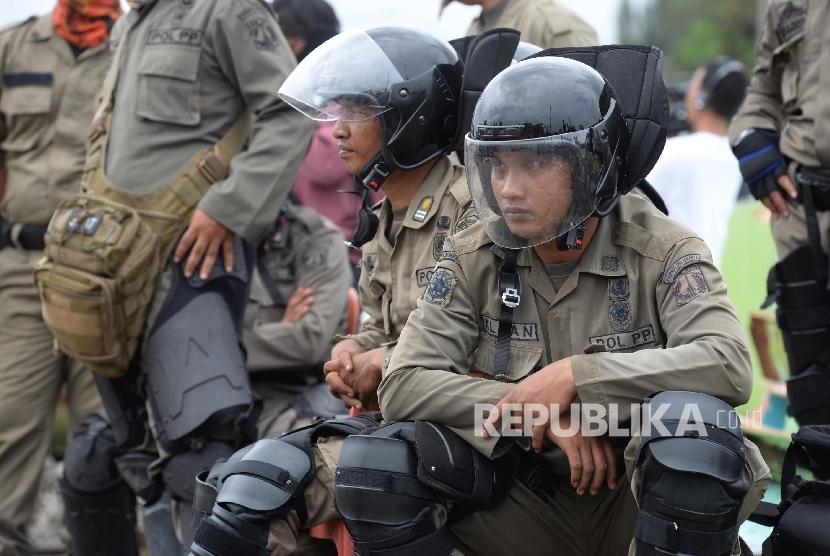 Petugas Satpol PP berjaga saat penutupan kafe-kafe ilegal di daerah Jakarta Utar. (Ilustrasi)