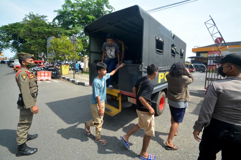 Petugas Satpol-PP dan kepolisian mengamankan sejumlah warga yang tidak menggunakan masker di Polresta Padang, Sumatera Barat (ilustrasi)