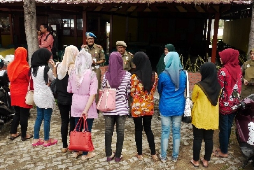 Petugas Satpol PP dan Wilayatul Hisbah (WH) Dinas Syariat Islam memberikan pembinaan kepada warga yang mengenakan celana ketat saat terjaring dalam razia Syariat Islam di Banda Aceh (ilustrasi).