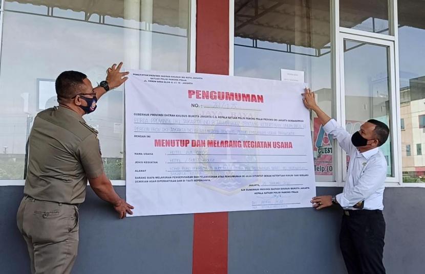 Petugas Satpol PP DKI Jakarta menutup permanen operasional penginapan yang melanggar.