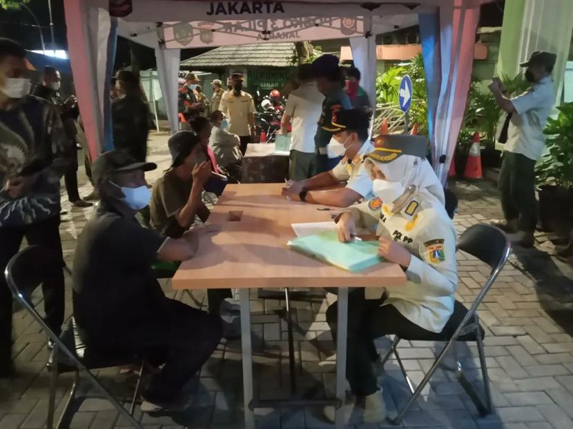 Petugas Satpol PP Jakarta Pusat mendata orang yang terjaring razia penyandang masalah kesejahteraan sosial (PMKS). 