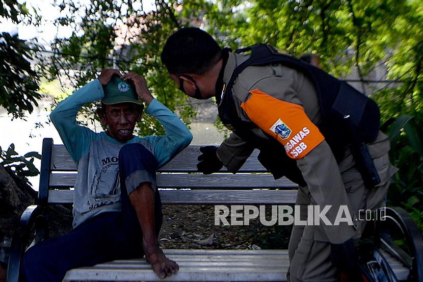 Petugas Satpol PP Jakarta Utara berdialog dengan warga yang terjaring razia Penyandang Masalah Kesejahteraan Sosial (PMKS), (ilustrasi).