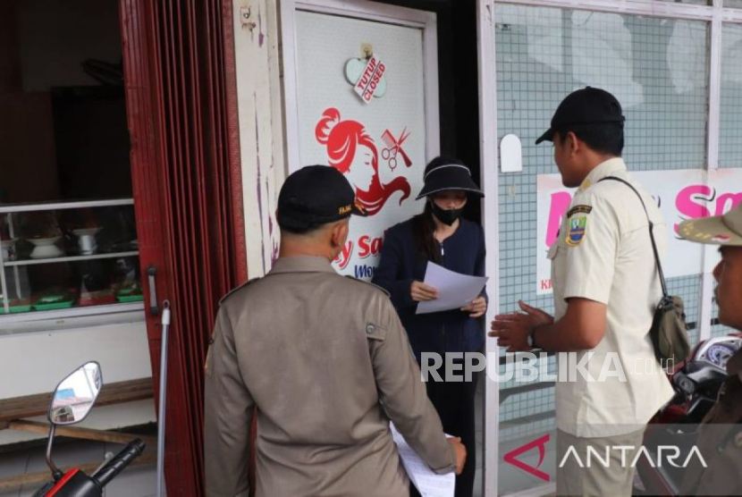 Petugas Satpol PP Kabupaten Bekasi memberikan SP2 kepada pemilik bangunan Jalan Kampung Pulo Timaha. 
