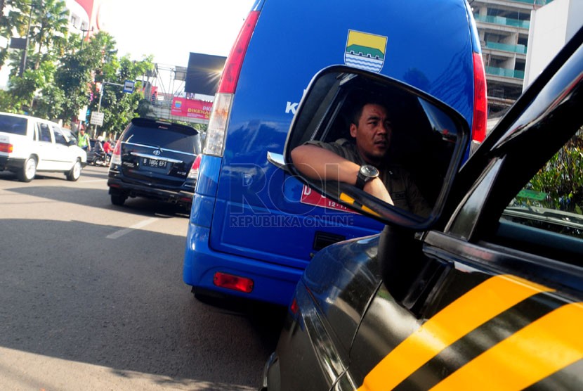   Petugas Satpol PP kota Bandung berjaga di zona merah pedagang kaki lima di jalan Merdeka Bandung, Sabtu (1/2).   (Septianjar Muharam)