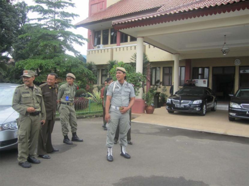 Petugas Satpol PP Kota Tangerang Selatan berjaga di kantornya (ilustrasi).