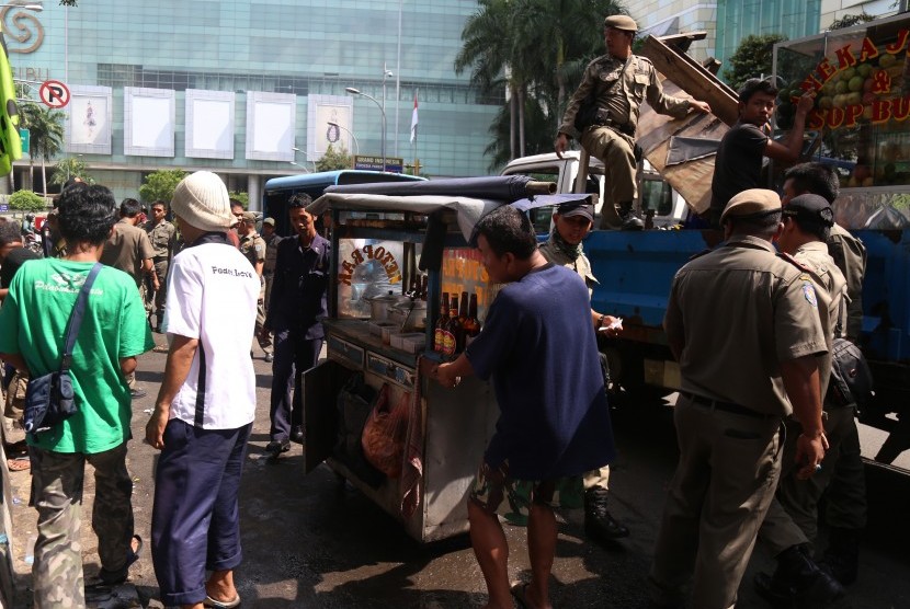 Petugas Satpol PP melalukan razia pedagang kaki lima (PKL) 