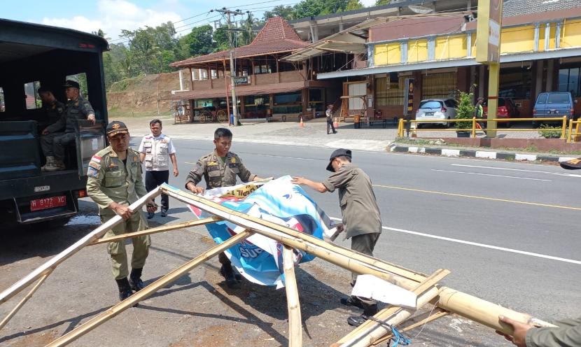  Petugas Satpol PP menertibkan baliho dan spanduk peserta pemilu yang dinilai melanggar, di wilayah Kecamatan Jambu, Kabupaten Semarang.