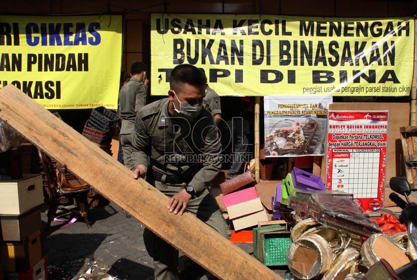  Petugas Satpol PP menertibkan kios-kios pedagang di Stasiun Cikini, Jakarta Pusat, Kamis (22/8).  ( Republika/Yasin Habibi)