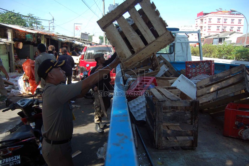  Petugas Satpol PP menertibkan lapak pedagang buah yang berjualan di Pasar Minggu, Jakarta Selatan, Rabu (6/8). (Republika/Raisan Al Farisi)