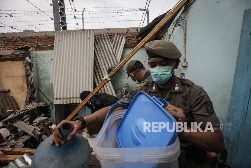 Petugas Satpol PP mengangkut barang warga (ilustrasi)