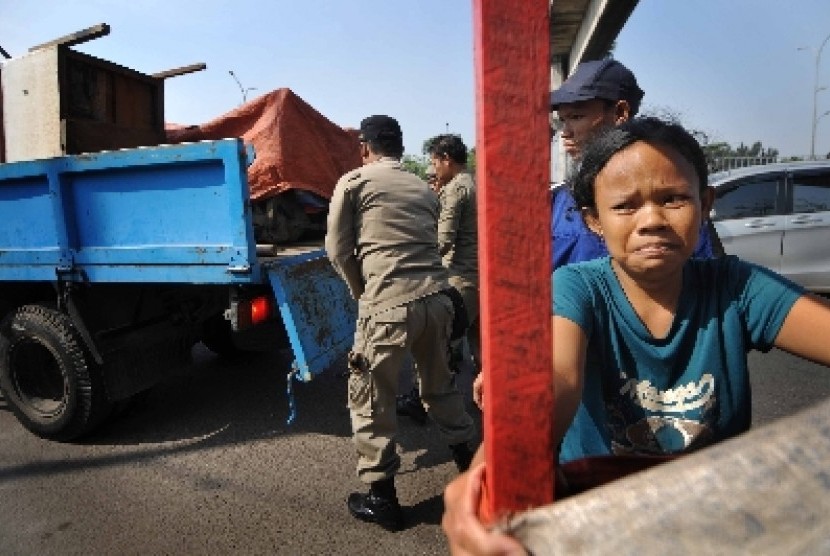 Petugas Satpol PP mengangkut gerobak saat melaksanakan penertiban pedagang kaki lima (ilustrasi)