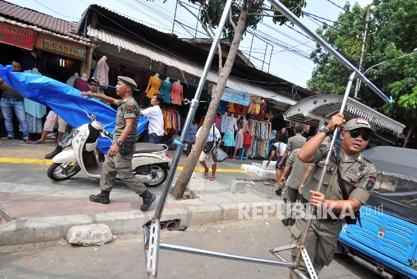  Petugas Satpol PP merazia barang dagangan pedagang kaki lima (PKL) di kawasan Tanah Abang, Jakarta Pusat, Rabu (25/10).