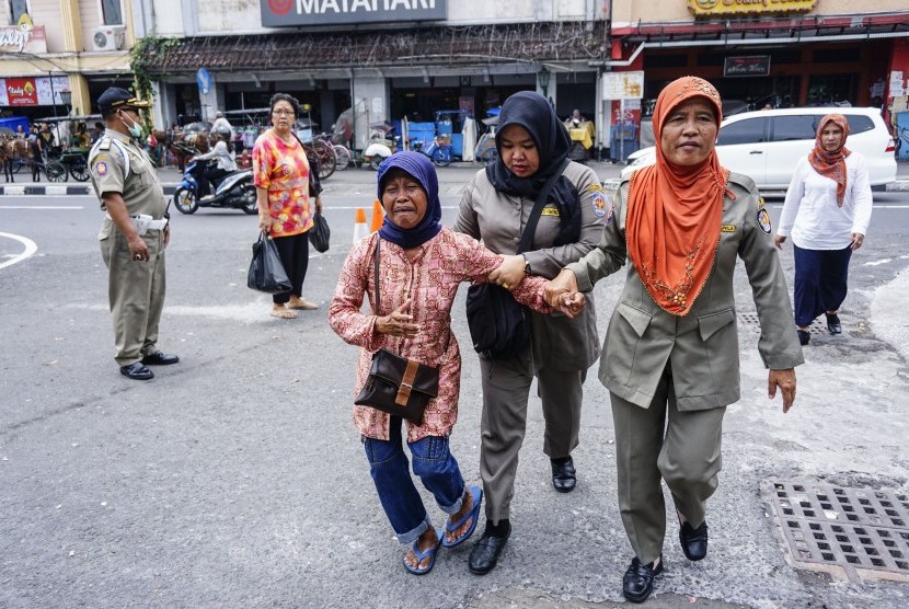 (Ilustrasi) Petugas Satpol PP merazia gelandangan dan pengemis di kawasan Malioboro, DI Yogyakarta, Rabu (25/1). 