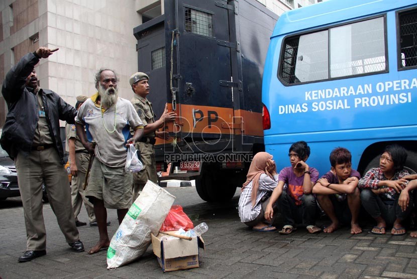  Petugas Satpol PP merazia sejumlah gelandangan dan pengemis di kawasan Blok M, Jakarta Selatan, Jumat (5/7).  (Republika/Yasin Habibi)