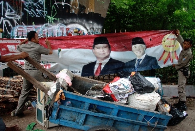 Petugas Satpol PP merazia sejumlah spanduk Capres dan Cawapres di sekitaran Menteng, Jakarta Pusat, Kamis (29/5). penertiban ini dilakukan karena belum masuk masa kampanye untuk Pilpres.