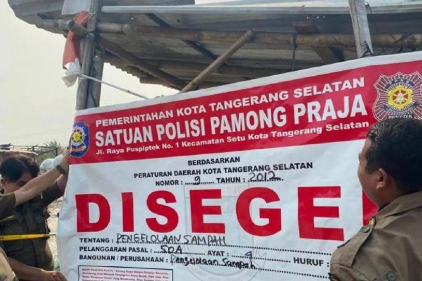 Petugas Satpol PP Tangerang Selatan melakukan penyegelan TPA ilegal di Pondok Ranji, Senin (30/10/2023) karena menimbulkan polusi. 