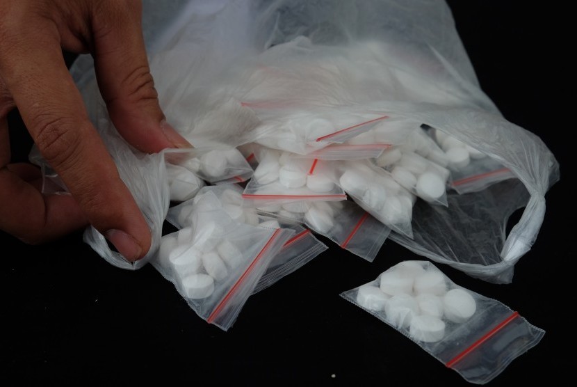 Petugas Satres Narkoba menunjukan barang bukti pil PCC  (ilustrasi)