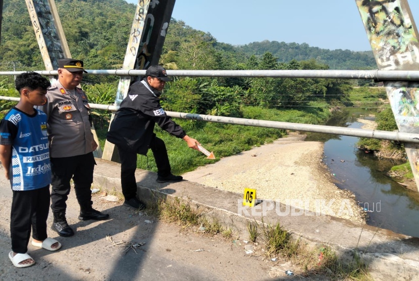 Petugas Satreskrim Polres Cianjur melakukan olah tempat kejadian perkara duel dua lawan dua antara pelajar SMPN dan MTS di Cianjur beberapa waktu lalu. 
