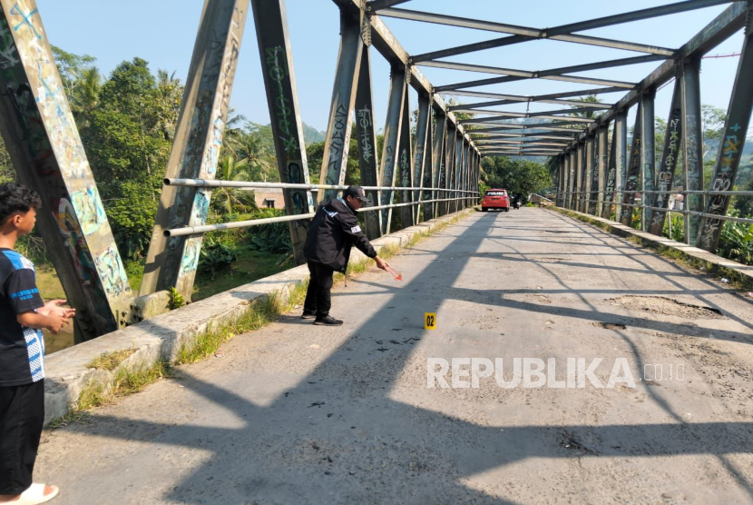Petugas Satreskrim Polres Cianjur melakukan olah tempat kejadian perkara duel dua lawan dua antara pelajar SMPN dan MTS di Cianjur beberapa waktu lalu. .