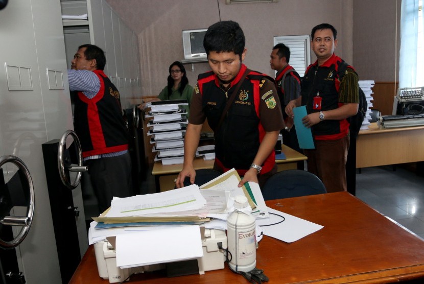 Petugas Satuan Khusus Pemberantasan Korupsi Kejaksaan Agung menggeledah ruangan Kabag Keuangan DPRD Sumatera Utara di Medan, Senin (9/11). 