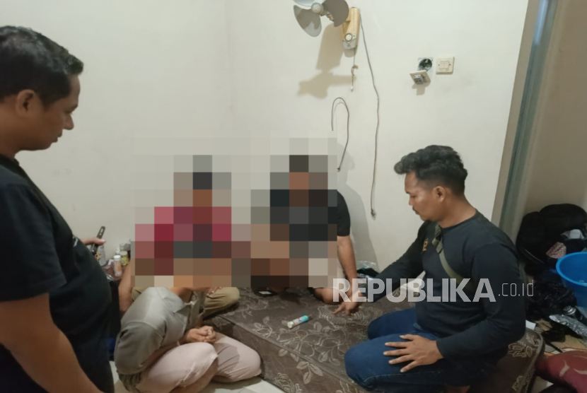 Petugas Satuan Reserse Narkoba Polres Indramayu menangkap pemuda yang diduga kuat sebagai pengedar sabu. 