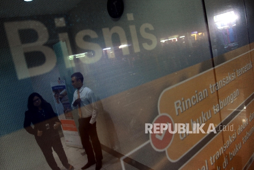  Petugas sedang berbincang dengan debitur di kantor penyaluran Kredit Usaha Rakyat (KUR) Bank BNI, Jakarta, Rabu (24/1).