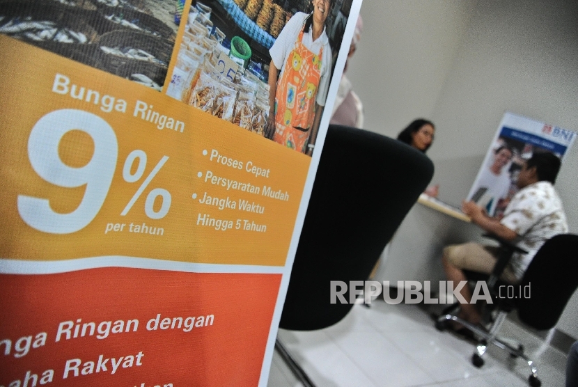  Petugas sedang berbincang dengan debitur di kantor penyaluran Kredit Usaha Rakyat (KUR) salah satu bank penyalur KUR. ilustrasi