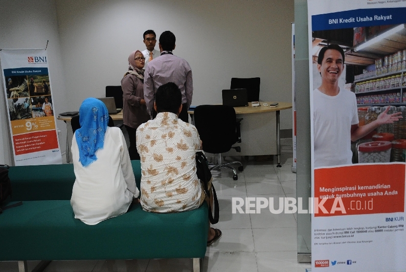 Petugas sedang berbincang dengan debitur di kantor penyaluran Kredit Usaha Rakyat (KUR) Bank BNI. ilustrasi