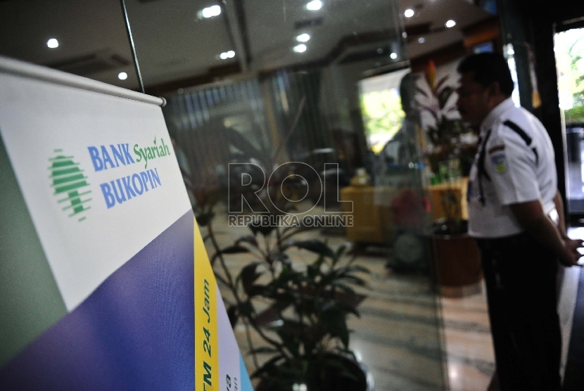 Petugas sedang berjaga di kantor Bank Syariah, Jakarta, Selasa (23/6).