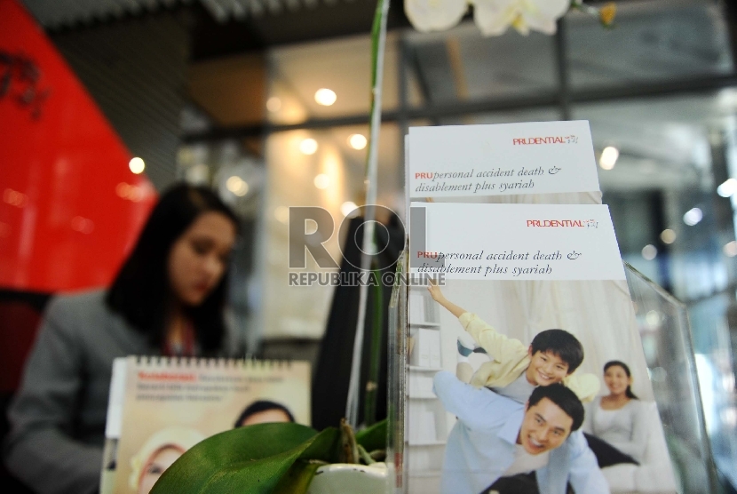 Petugas sedang berjaga di Kantor pusat Customer Care Prudential, Jakarta, Kamis (25/6). 