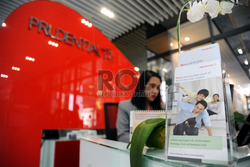 Petugas sedang berjaga di Kantor pusat Customer Care Prudential, Jakarta, Kamis (25/6).