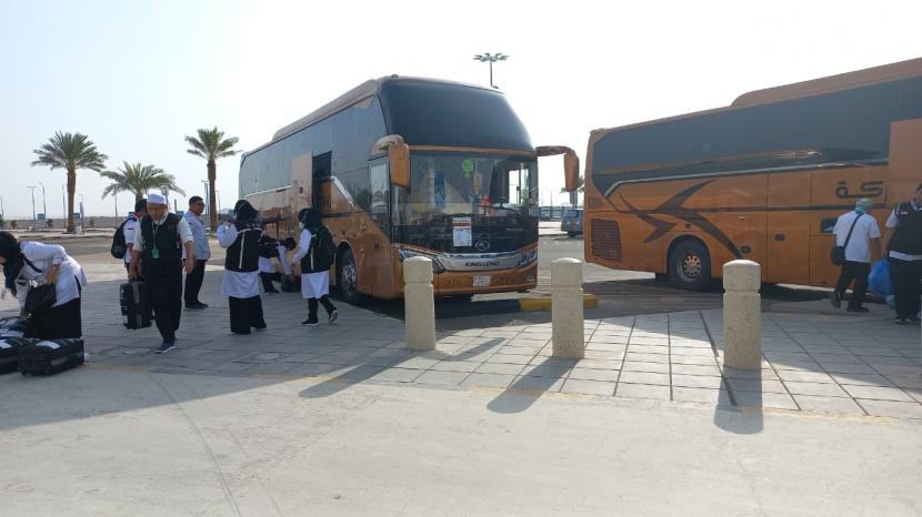 Petugas sedang estafet menurunkan barang bawaan jamaah haji embarkasi Solo (SOC 43) di Bandar Udara Internasional Pangeran Muhammad bin Abdulazis. Bengkulu Kirim 15 Orang untuk Jadi Petugas Haji Nasional