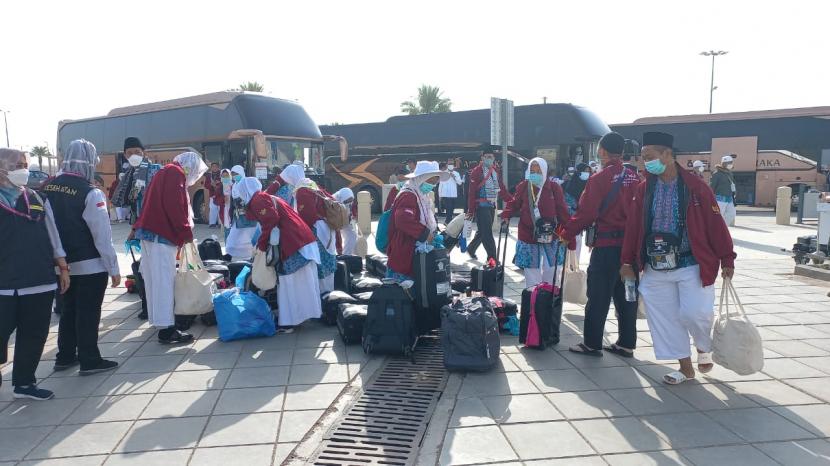 Petugas sedang estafet menurunkan barang bawaan jamaah haji embarkasi Solo (SOC 43) di Bandar Udara Internasional Pangeran Muhammad bin Abdulazis, Sabtu (13/8).  Embarkasi SOC 43 ini merupakan penerbangan terakhir ke Tanah Air. Indeks Kepuasan Jamaah Haji 2022 Capai 90,45 Poin
