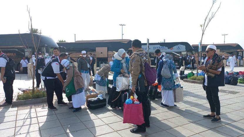 Petugas sedang estafet menurunkan barang bawaan jamaah haji embarkasi Solo (SOC 43) di Bandar Udara Internasional Pangeran Muhammad bin Abdulazis, Sabtu (13/8).  Embarkasi SOC 43 ini merupakan penerbangan terakhir ke Tanah Air. 