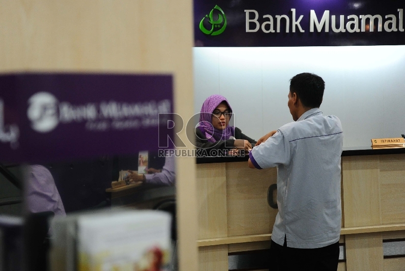  Petugas sedang melakukan pelayanan di Bank Muamalat, Jakarta. ilustrasi
