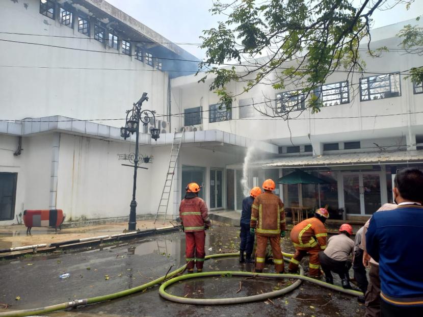 Petugas sedang melakukan pemadaman pada Kantor Bappelitbang Kota Bandung yang kebakaran di Jalan Aceh, Senin (7/11/2022). 