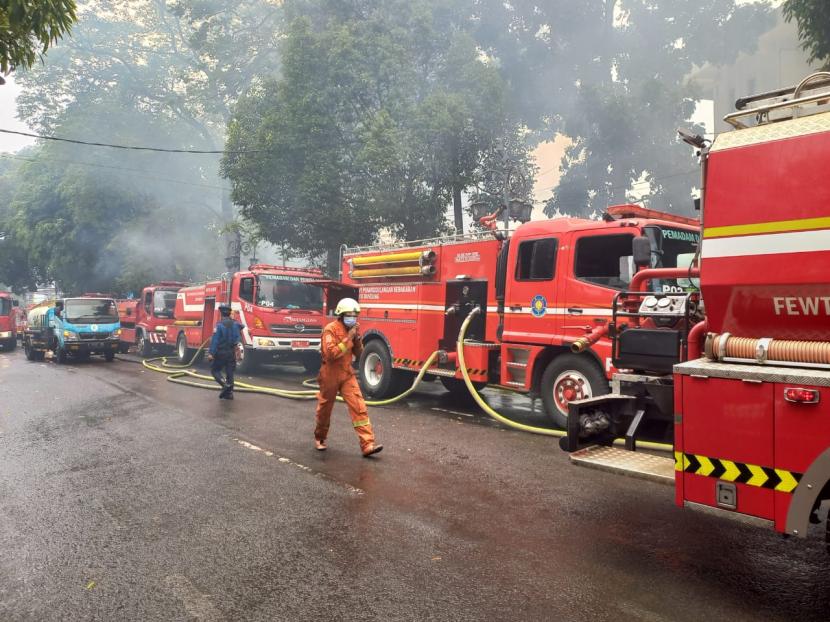 Petugas sedang melakukan pemadaman pada Kantor Bappelitbang Kota Bandung yang kebakaran di Jalan Aceh, Senin (7/11/2022). 