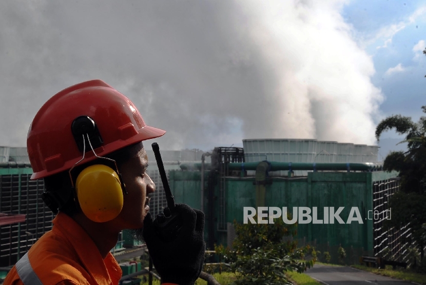 Petugas sedang melakukan pemantauan pada Pusat Listrik Tenaga Panas Bumi (PLTP) Indonesia Power di Pamijahan, Bogor, Jawa Barat,Kamis (21/4).  (Republika/Tahta Aidilla)