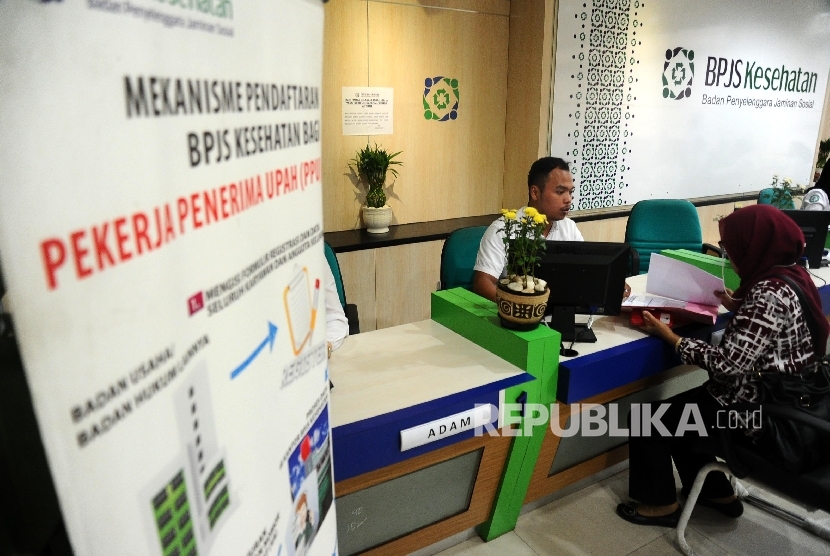 Petugas sedang melakukan pendataan pada pelayanan BPJS Kesehatan di Jakarta, Senin (14/3).