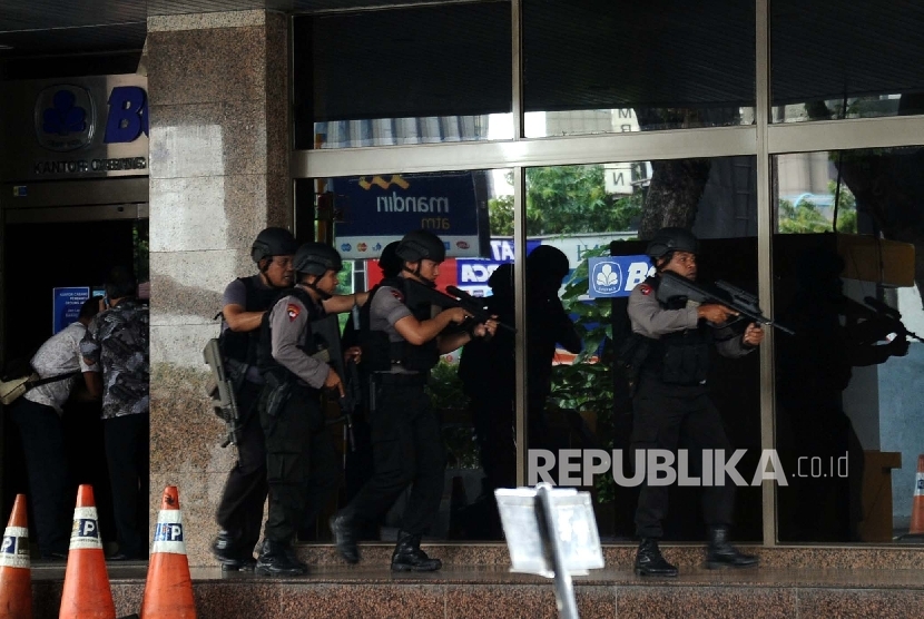  Petugas sedang melakukan penyisiran pelaku saat terjadinya ledakan bom di kawasan Sarinah, Jakarta,Kamis (14/1).